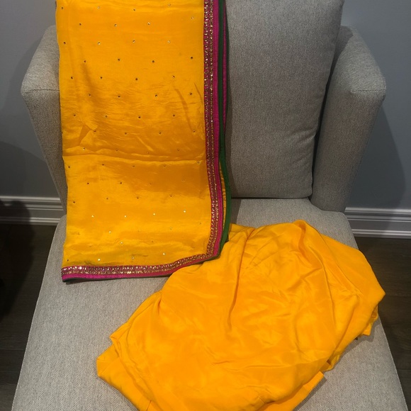 Yellow Salwar suit - Punjabi / Indian - Picture 2 of 2